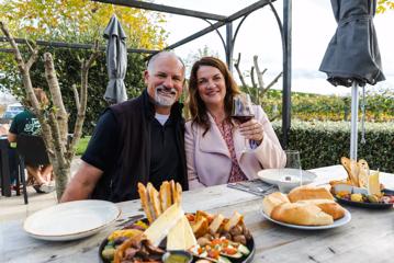 2 people enjoy a charcuterie board and wine at Kaewa Tours.