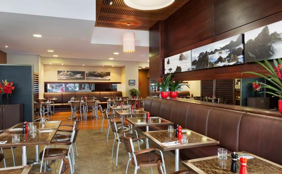 Vivant Restaurant at the Ibis Wellington is casual with brown leather booth seating running along the wall, small square tables and cafe-style seating.
