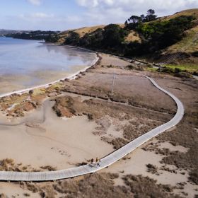 Te Ara Piko wraps around the Pāuatahanui Inlet and connects up with Pāuatahinui Wildlife Reserve and Camborne Walkway.