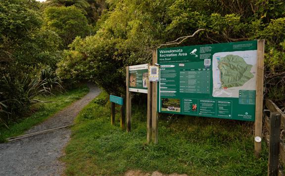 Trail information sign on Gums Loop Walk at Hine Road showing a park map for Wainuiomata Recreation Area.