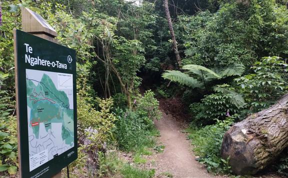 Track wayfinding sign near the bike track exit.