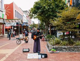 A street performer playing the guitar on Cuba Street in Te Aro, Wellington.