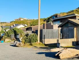 A quaint seaside village at the base of dramatic cliffs, Mākara is just 30 minutes from Wellington’s city centre. On its rugged western coast is a seaside village and a gently sloping, stony beach.