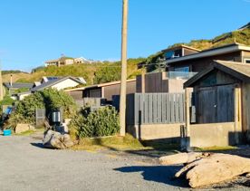 A quaint seaside village at the base of dramatic cliffs, Mākara is just 30 minutes from Wellington’s city centre. On its rugged western coast is a seaside village and a gently sloping, stony beach.