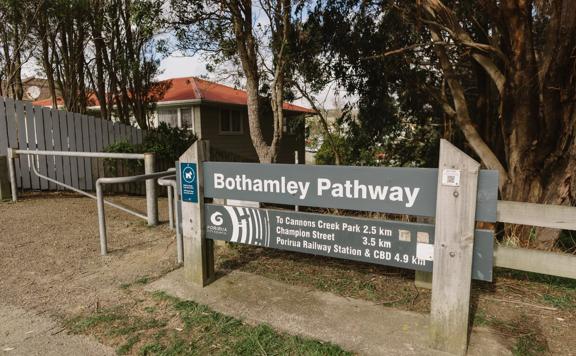 The trail entrance sign for Bothamley Park Walkway.