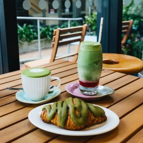 A hot matcha, iced strawberry matcha, and a matcha pastry in Wellington cafe Creamy & Crunchy