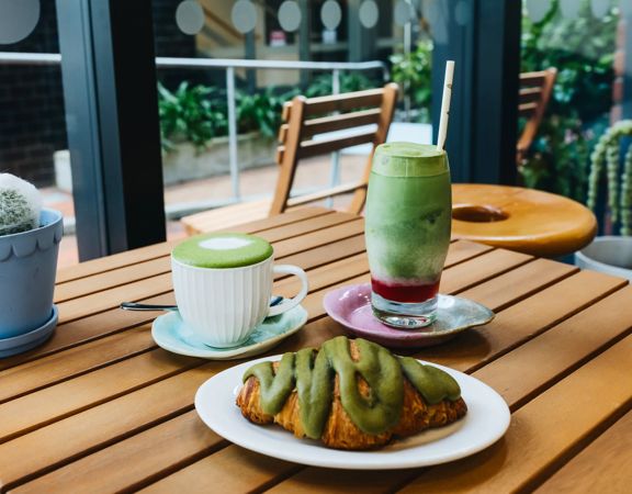 A hot matcha, iced strawberry matcha, and a matcha pastry in Wellington cafe Creamy & Crunchy