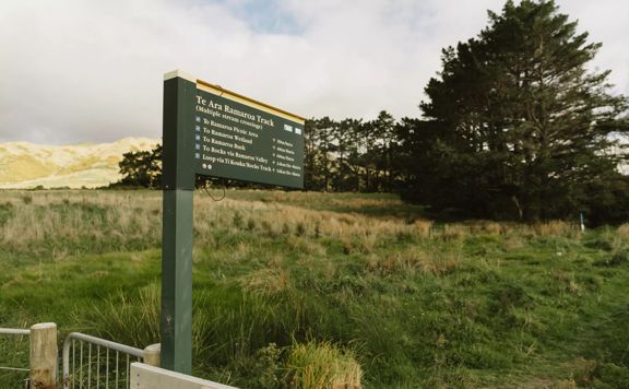 A sign showing the direction to the trail on the Te Ara Ramaroa Track in Wharearoa Farm.