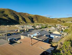 A quaint seaside village at the base of dramatic cliffs, Mākara is just 30 minutes from Wellington’s city centre. On its rugged western coast is a seaside village and a gently sloping, stony beach.