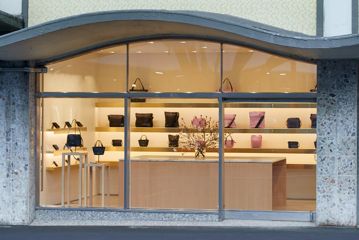 The exterior of the bag shop Yu Mei has a full glass front, with bags on shelves clearly on display.