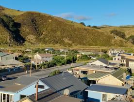 A quaint seaside village at the base of dramatic cliffs, Mākara is just 30 minutes from Wellington’s city centre. On its rugged western coast is a seaside village and a gently sloping, stony beach.