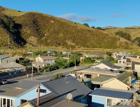 A quaint seaside village at the base of dramatic cliffs, Mākara is just 30 minutes from Wellington’s city centre. On its rugged western coast is a seaside village and a gently sloping, stony beach.