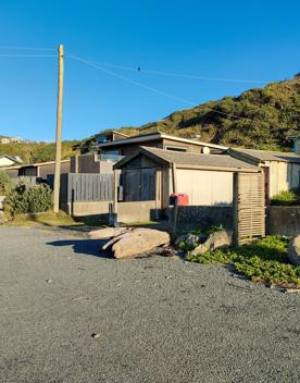 A quaint seaside village at the base of dramatic cliffs, Mākara is just 30 minutes from Wellington’s city centre. On its rugged western coast is a seaside village and a gently sloping, stony beach.