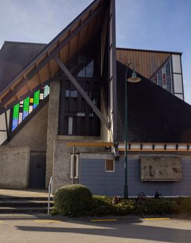 Futuna Chapel is an architecturally award-winning chapel showcasing Māori and Pākehā influences. Located in Karori, Wellington, it is one of the country’s most striking examples of 1960s architecture.