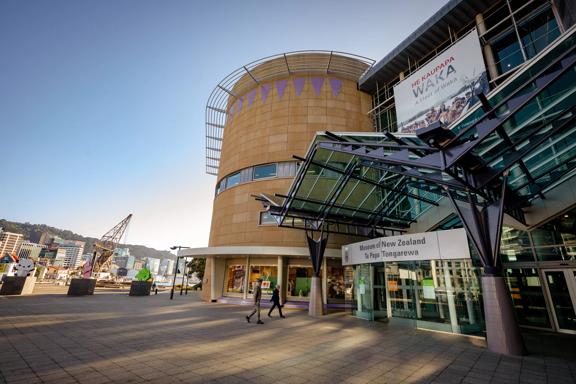 The exterior of Te Papa Tongarewa, half glass and half concrete.