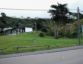 Worser Bay is a scenic inner-harbour beach popular with swimmers, dog walkers, and bridal couples. The large, sandy beach on the eastern side of Miramar Peninsula offers views of the Ororongorongo Range across the harbour, Steeple Rock, and Seatoun Beach.