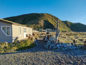 A quaint seaside village at the base of dramatic cliffs, Mākara is just 30 minutes from Wellington’s city centre. On its rugged western coast is a seaside village and a gently sloping, stony beach.